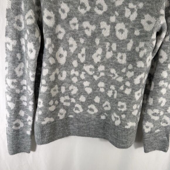 New Old Navy Sweater Women's Medium Grey Cheetah Print Crew Neck - Picture 3 of 9